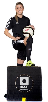 Fotbollsstjärnan Olivia Schough står med ena foten på en PAL.